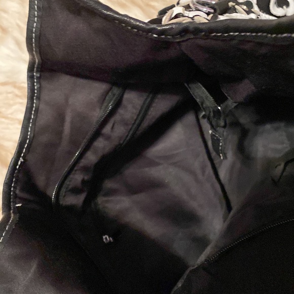 Almost new 3D flowered purse in leather with flower petals able to be felt! - Picture 6 of 7